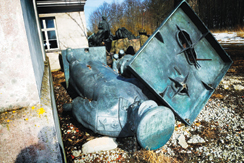 Toveri Stalinin ohella patsaiden hautausmaalla lepää päättömiä sankareita ja kolme Leninin irtopäätä.
