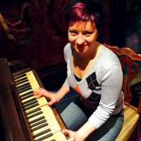 Café Europan Tiia antaa taidonnäytteen pianolla, joka on ehkä kotoisin toissa vuosisadalta.