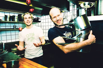 Tommi Tuominen ja Teemu Aura sotkevat Demon keittiössä. Paljon muita sinne ei mahtuisikaan.