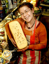 Paalasen juustokaupan Annika Torola ja 13 kilon pala hollantilaista Westberg-Emmentelia.