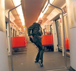 Yksi 56 miljoonasta vuotuisesta matkaajasta. Ari “Paska” Peltonen lähti etsimään itseään metrolla.