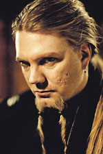 Marco Hietala soittaa bassoa Nightwishissa ja Tarotissa.