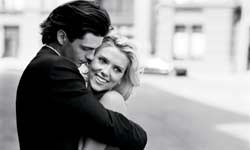 Calvin Kleinin mainos on Scarlett Johanssonin mukaan “tarina kahdesta nuoresta, jotka huomaavat kuinka kiinnostus muuttuu rakkaudeksi.”  Ja kaikki tämä muutamassa minuutissa! Suomessa Eternity-mainos pyörii lokakuussa sekä Nelosella että 