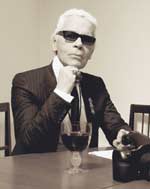 “Olen jo pitkää ihaillut H&M:n toimintaa”, paljastaa Karl Lagerfeld. Mistäköhän Karl ostaa asunsa?