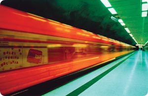 Metro saapuu Kamppiin.