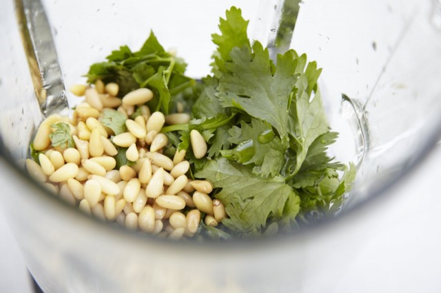 Juustokastikkeen voit tehdä myös pähkinättömänä versioina korvaamalla Cashewit kurpitsan- tai pinjansiemenillä.