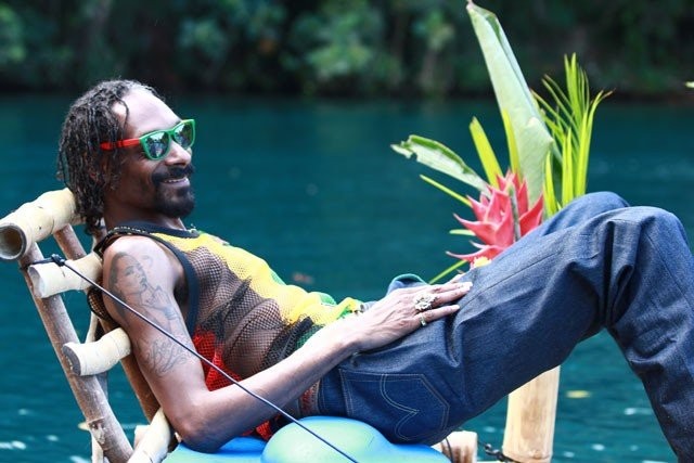 Snoop nauttii dokumentissa olostaan Jamaikalla.