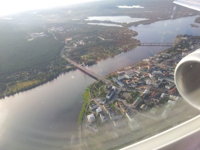 Menestyjä osaa katsoa asioita korkealta, mutta ymmärtää myös yksityiskohdat. Kuvassa Rovaniemi lentokoneesta kuvattuna.