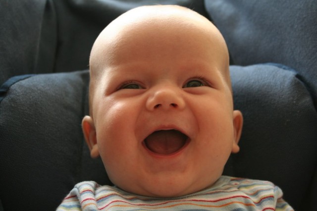 Hymy. Nauru. Ilo. Luonnollinen ilo. Älä kadota naurua. Muista miten lapsena nauroit vatsa kipeänä. Hymyile, se ei maksa mitään.