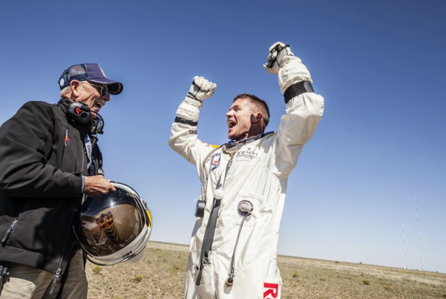 17 vuoden määrätietoisen etenemisen tulos. Felix Baumgartner iloitsee kun on menestyksekkäästi onnistunut tekemään base hypyn avaruudesta. Red Bull Stratos tapahtuma, Roswell, New Mexico, USA 14.10.2012.