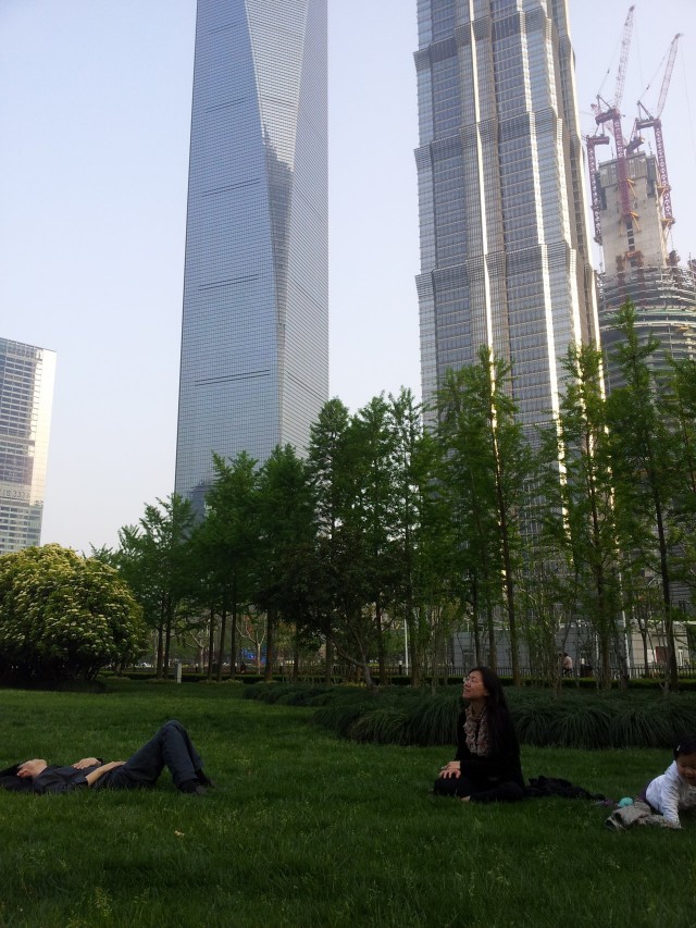 Think big. Kuva Shangaista. Iso rakennustyömaa. Isompi kuin Suomessa on ikinä nähty. Silti ihana puisto maailman korkeimpien rakennusten vierellä.