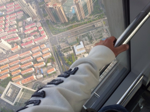 Menestyjä osaa vaihtaa perspektiiviä. Kymmenkerroksinen talo näyttää pieneltä satakerroksisen talon ylimmästä kerroksesta. Shanghai World Financial Center