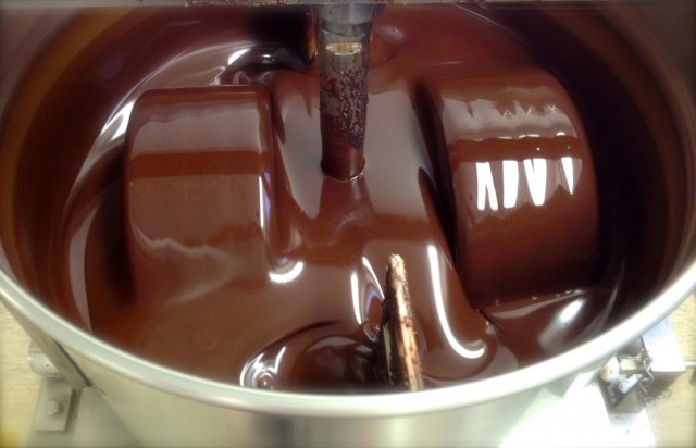 Raakasuklaamassaa Goodiolla. Tässä vaivetaan aromeita esiin ja suklaata sileäksi yli 2 vrk.