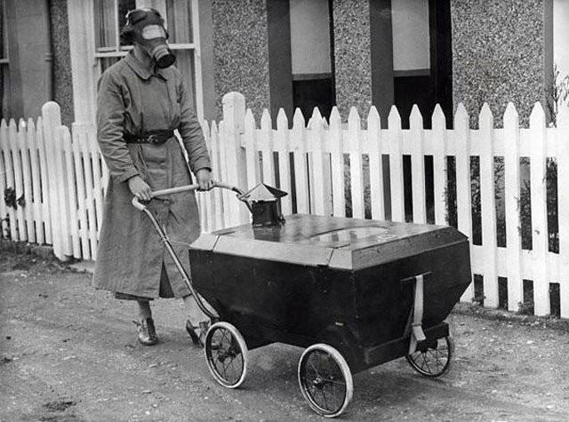Lapsi on turvassa omassa kaasunkestävässä kärryssään 1930-luvun Englannissa.