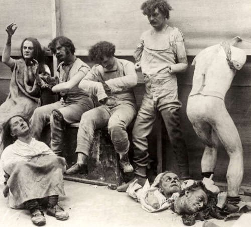Madame Tussaud´sin vahakabinetin nukeilla oli hieman ongelmia tulipalon jälkeen Lontoossa 1930.