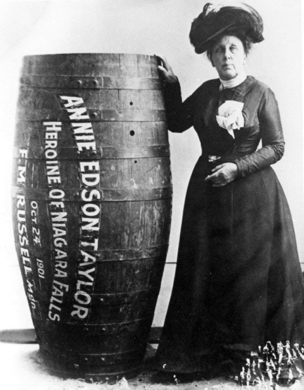 Onnea Annie Edison Taylor! Hän oli ensimmäinen ihminen, joka selvisi hengissä alittaessaan Niagaran putoukset tynnyrillä.