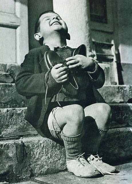Uudet kengät näyttivät maistuvan toisen maailmansodan tiimellyksessä itävaltalaispojalle.