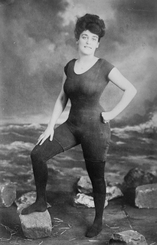 Anette Kellerman puolusti mainoksessa naisten oikeutta tyköistuviin uimapukuihin vuonna 1907. Homma päättyi pidätykseen.