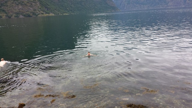 Norjassa Atlantissa uimassa. Ei se niin kylmää ollut. Ehkä jotain 10 asteista.