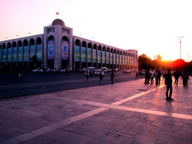 Ala-Too-aukio Bishkekin sydämessä. Etualalla oleva katu on ns. pääkatu, mutta autoja ei silti kauheasti näy.