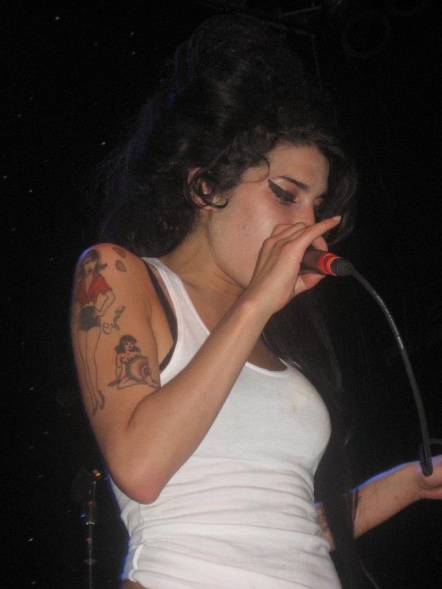 Amy Winehouse kuoli 27 vuotiaana. Amyn yksi kuunnelluimmista biisistä on Rehab jossa hän laulaa: hey tried to make me go to rehab but I said, 'No, no, no.'