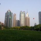 Joskus ihan tavallinen miljonääri kaipaa vaan luonnon rauhaa ja puhdasta ilmaa. Shanghaissa viiden tähden hotelliakin parempi hetki voi olla hetki puistossa nurmikolla. Kuva yrittäjäreissulta.