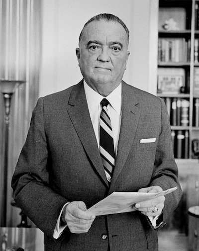 FBI valvoi J. Edgar Hooverin aikakaudella toisinajattelioiden seksuaalisuutta. Hoover oli itse lukuisten huhujen mukaan kaappihomo.