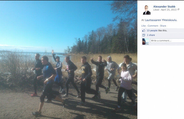 Alexander Stubb esimerkillisesti juoksemassa Lauttasaaren yhteiskoululaisten kanssa. Kuva lainattu Alexander Stubbin facebook -sivulta.