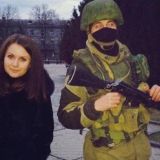 Posing with a Ukrainian soldier. Lähde: Instagram