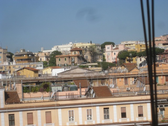 Näkymä huoneeni ikkunasta Rooman kanttojen ylle.
