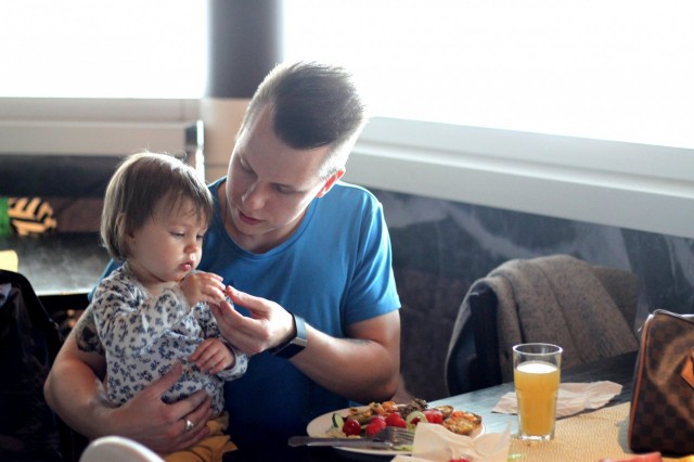 Puolitoistavuotias Inna sai brunssilla syödä mieleistään ruokaa isänsä Kimmo Heinosen kanssa. Heinosen mielestä brunssi on kattava ja joka sentin arvoinen.