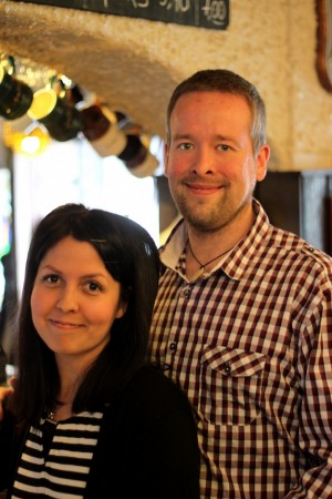 Jaro Suoste käy usein ravintolassaan fiilistelemässä tunnelmaa yhdessä Karoliina Kähärän kanssa.