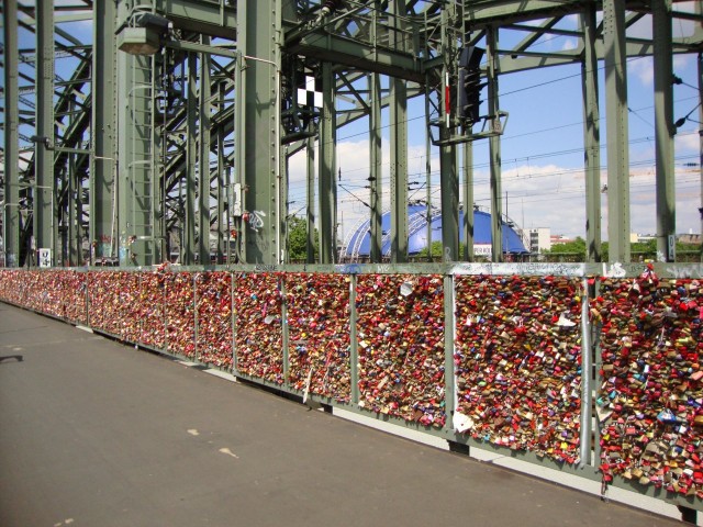 Hohenzollerbrücke ja sen yli 100 000 lukkoa