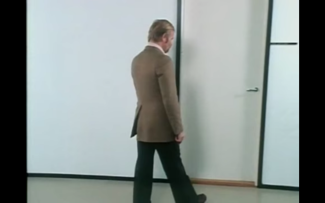 Näin avaat oven oikein. Opetusvideo vuodelta 1979. Kuva Youtube.