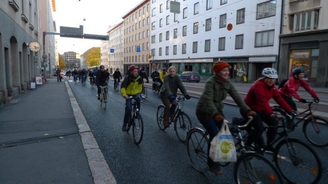 Pyöräilijät joutuvat toistaiseksi ajamaan Hämeentiellä autokaistaa pitkin.