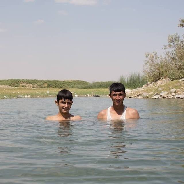 "Uiminen on parasta elämässä. Jos meillä on aikaa, uimme kymmenesti päivässä." (Kalak, Irak)