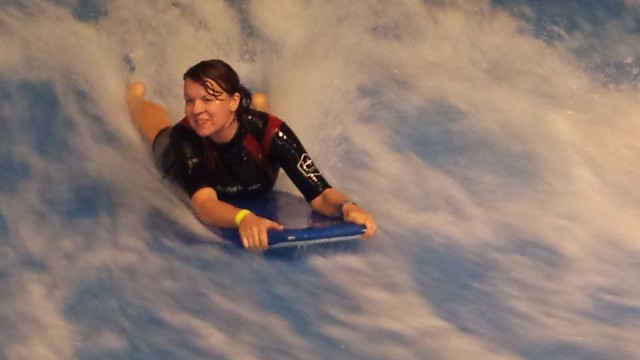 Lentämisen jälkeen kävimme vähän surffailemassa. Kuvassa surffausmestari Maarit Lavas.