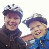 Pyöräily on hyvä harrastus. Kuvassa Ilkka Lavas ja poika Veeti Lavas.