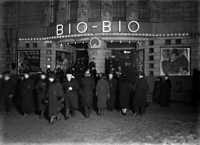 Yleisöä elokuvateatteri Bio-Bion edustalla vuonna 1934.