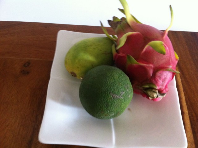 Torilta hedelmiä. Mango, lohikäärmeen hedelmä ja tuo vihreä pallo on tuntematon meille.