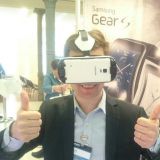 Ilkka Lavas virtuaalitodellisuudessa Samsung Gear S 3D virtuaalilasit päässä.