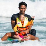 Filippiineillä annetaan surffiterapiaa
