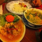 Thaimaalaista ruokaa. Tulista kanaa ja vihreää currya.