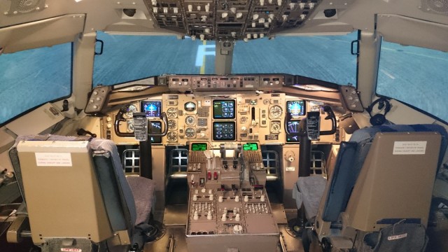 Boeing 757-200 -matkustajakoneen simulaattori vastaa täysin aitoa Boeingin ohjaamoa, ja kaikki laitteet ovat tarkalleen samat kuin lentokoneessakin.