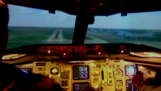 Laskeutuessa tähtäillään kohti kiitotietä sopivassa kulmassa. Ennen kiitotiekosketusta pitää muistaa nostaa nokka ylös, jottei Boeing 757 laskeudu nenä edellä maahan.