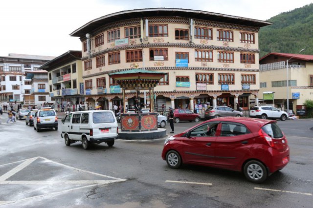 Bhutanissa ei ole yhtiäkään liikennevaloja. Taannoin kuulemma yhdet otettiin käyttöön, mutta kansalaisten mielestä ne oli liian persoonattomat ja ne poistettiin. Liikennepoliisi ohjaa liikennettä.