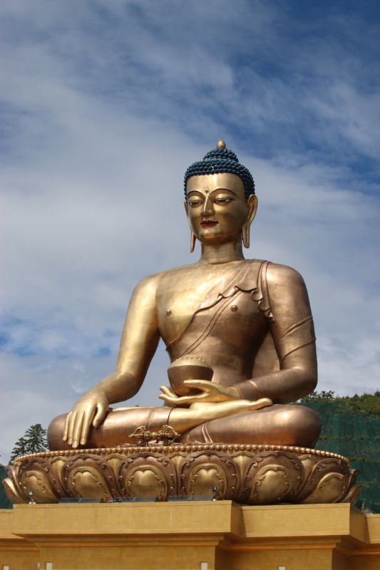 52 metriä korkea pronssinen Buddha-patsas. Made in China.