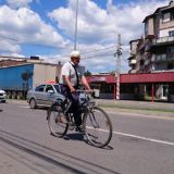 Mies pyöräilee Romaniassa.