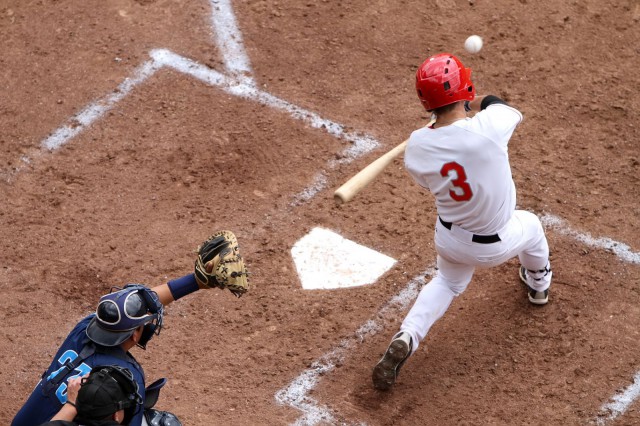 Miten pesäpalloilija pärjää baseball-pelaajana?