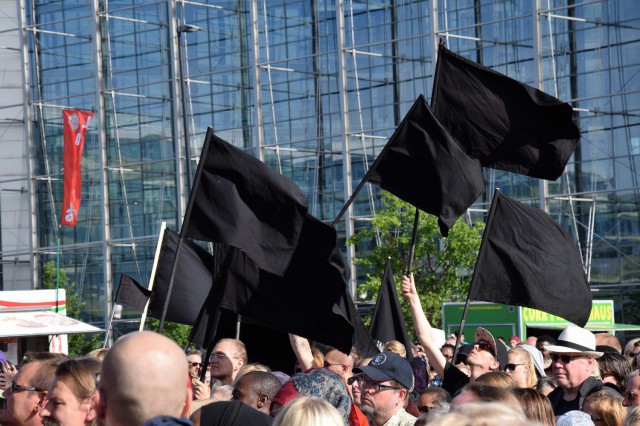 Anarkistien mustat liput ottivat oman hyvin pienen osansa yleisöstä.
